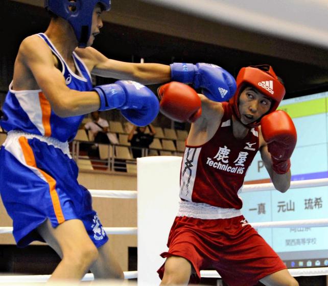 準々決勝進出を決めた鹿屋工の荒竹選手(右)
