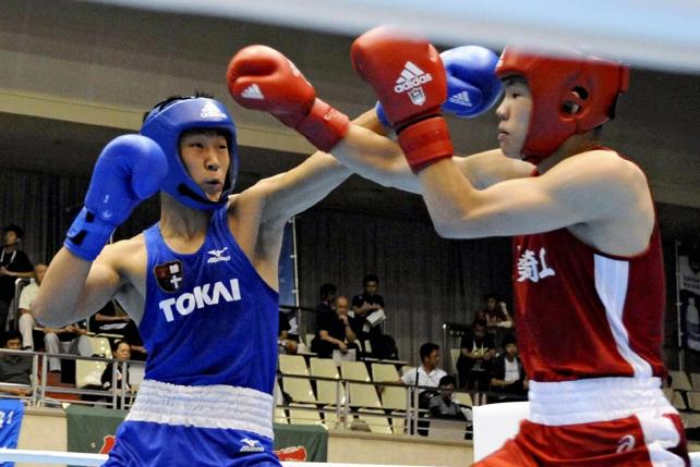 果敢に攻める東海大熊本星翔の山本選手(左)