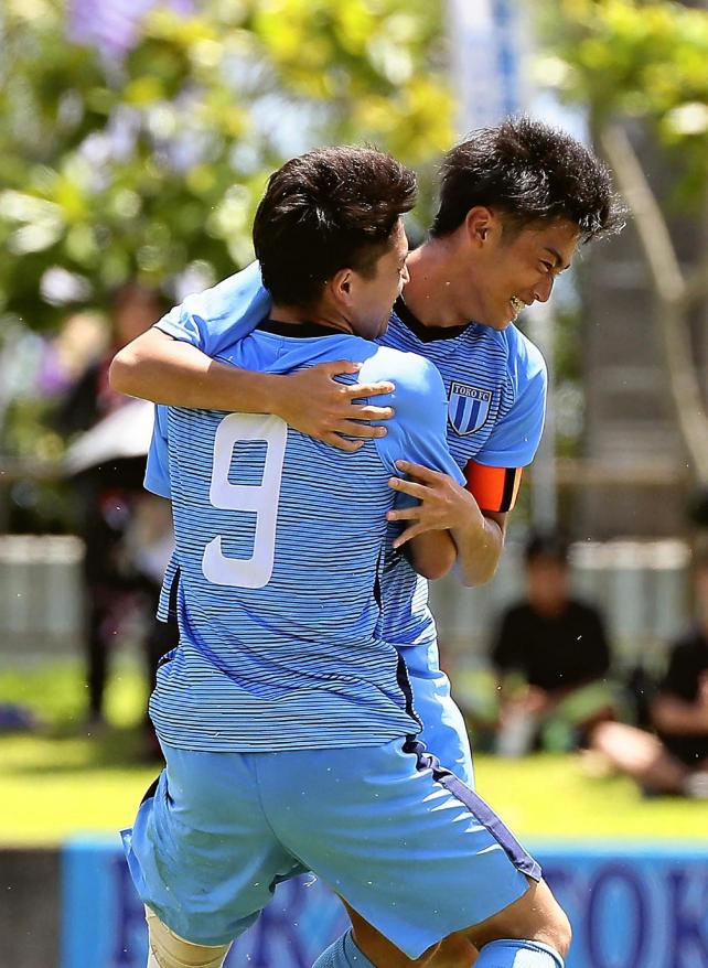 試合終了間際、ゴールを決め喜ぶ桐光学園の西川潤(右)