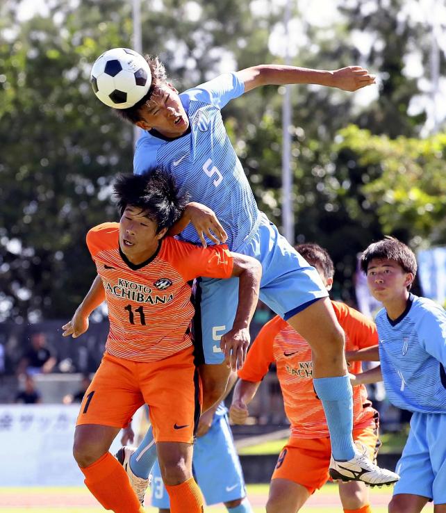 前半、激しく競り合う桐光学園の奈良坂選手と京都橘の梅津選手