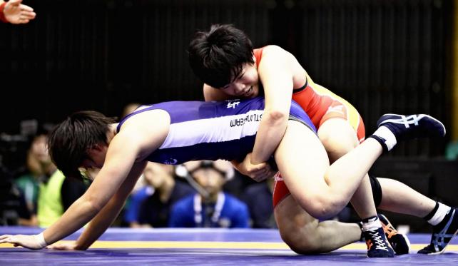 レスリング女子74キロ級で優勝した帝京の鏡優翔選手(右)