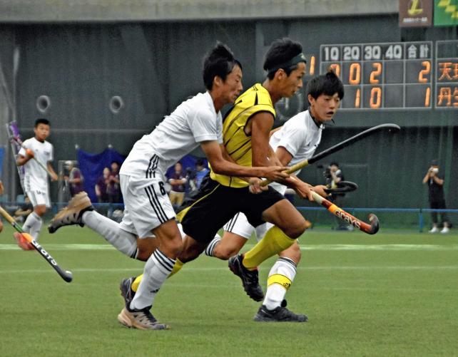 天理の選手と競り合う丹生の選手(中央)ら