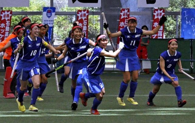 ホッケー女子 優勝を決め、喜ぶ石動の選手たち