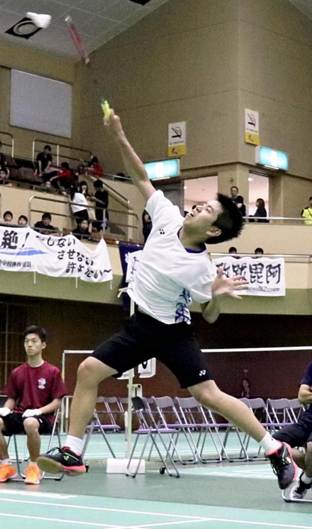 男子団体3回戦、強烈なスマッシュを放つ鹿児島商の牛込武斗選手