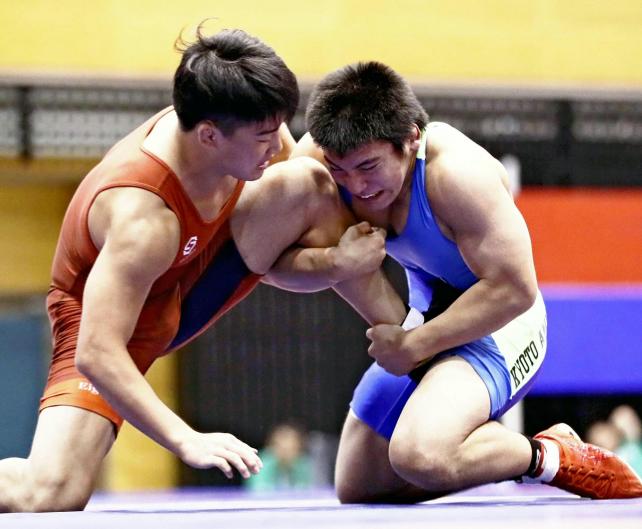 男子80キロ級で優勝した網野の高橋夢大選手。左は韮崎工の西田選手