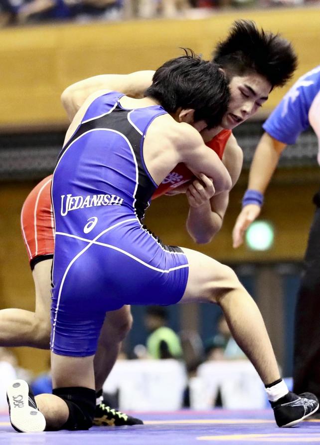 男子55キロ級で準優勝した自由ケ丘学園の塩谷優選手(右)
