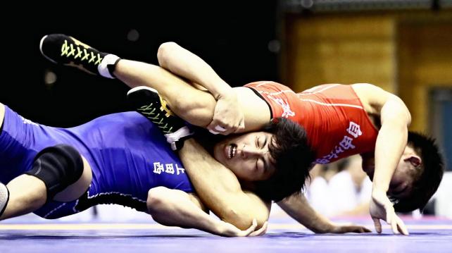 男子55キロ級で優勝した上田西の佐々木風雅選手(左)