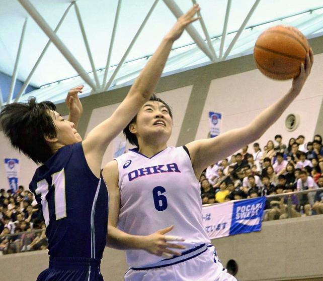 ドリブルで切り込んでシュートを放つ桜花学園の岡本美優(右)