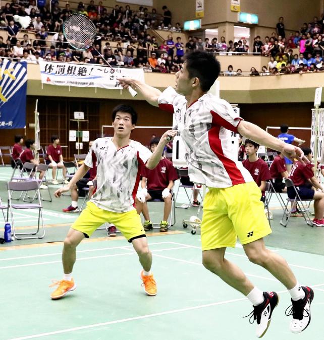 男子団体で優勝した聖ウルスラ英智ダブルスの藤沢佳史(手前)、熊谷翔組