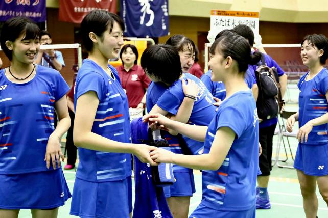 バドミントン女子団体で優勝し、喜ぶふたば未来学園選手の選手たち