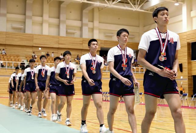 準優勝した東北の選手たち