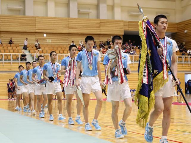 優勝した松本国際の選手たち