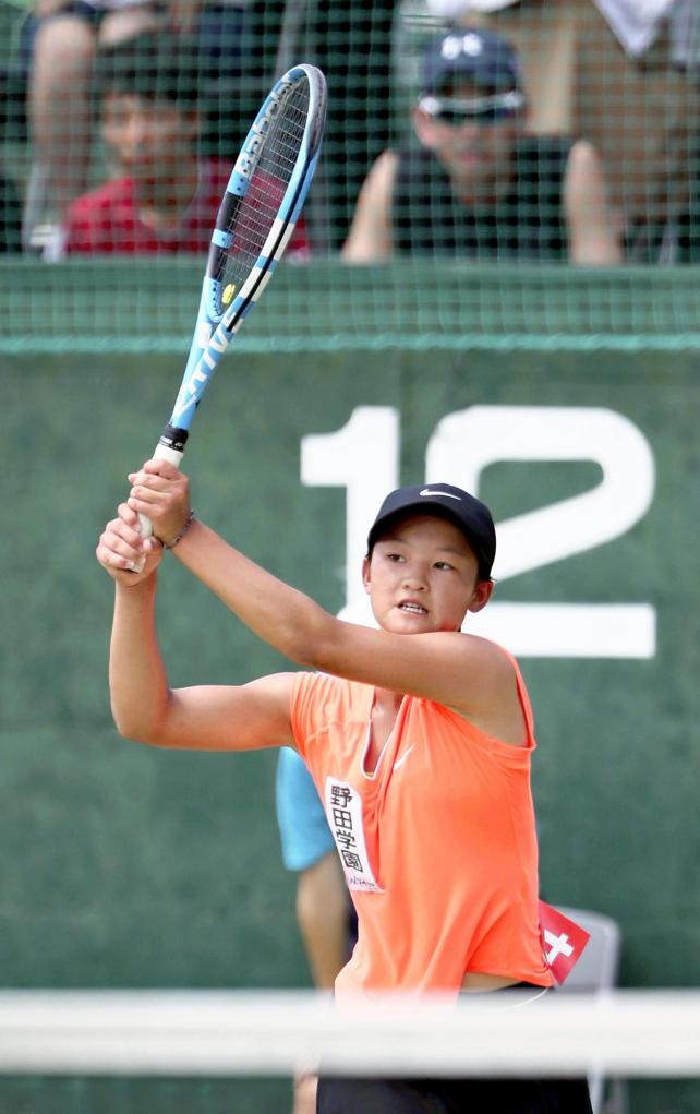 テニス女子団体で準優勝した野田学園の鈴木選手