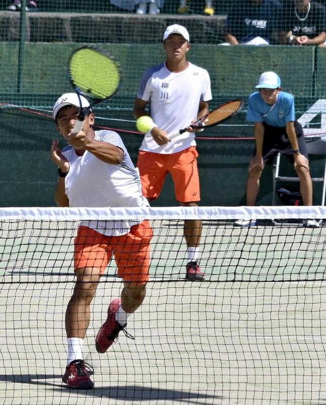 テニス男子団体準決勝で敗れた柳川の中留選手(手前)、七尾選手ペア