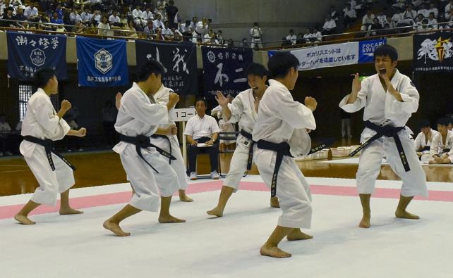 少林寺拳法 気迫あふれる演武をみせる都城工