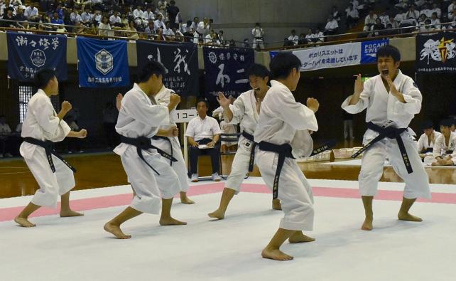 少林寺拳法　気迫あふれる演武をみせる都城工