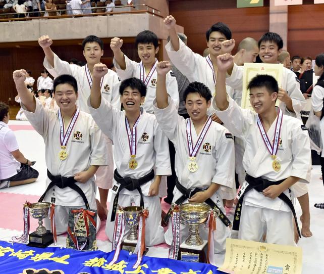 少林寺拳法　団体演武男子で初優勝に輝いた都城工