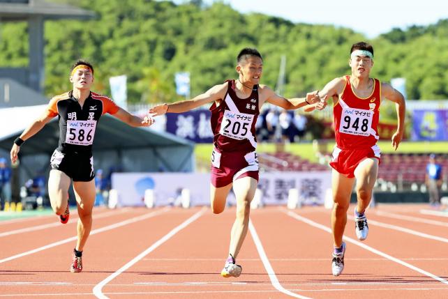 男子100メートルで優勝した築館の鵜沢飛羽選手(中央)