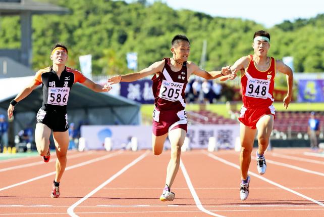 男子１００メートルで優勝した築館の鵜沢飛羽選手（中央）