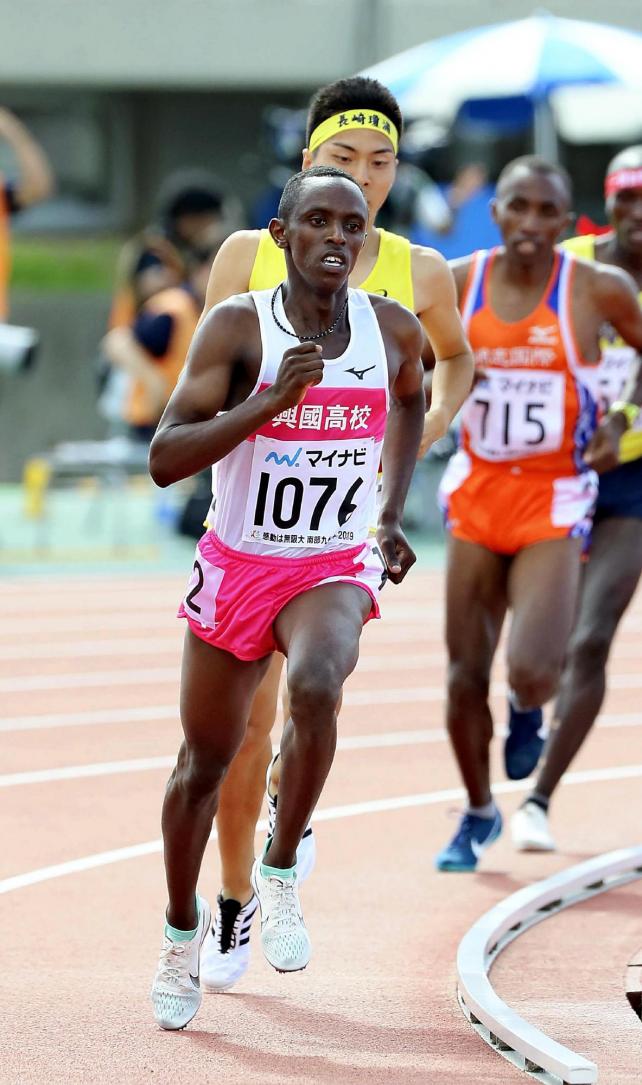 男子1500メートルで優勝した興国のアントニー・マイナ選手(手前)