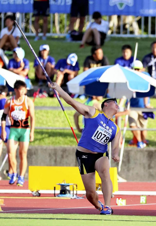 男子やり投げで優勝した清風南海の中村健太郎選手