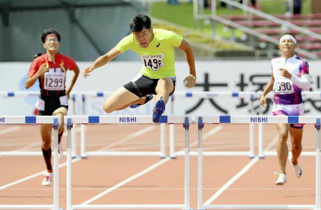 男子４００メートル障害で優勝した東福岡の出口晴翔選手（中央）