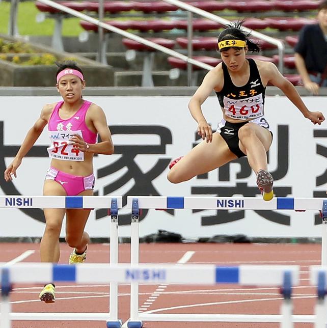 女子４００メートル障害で優勝した八王子の津川瑠衣選手（右）