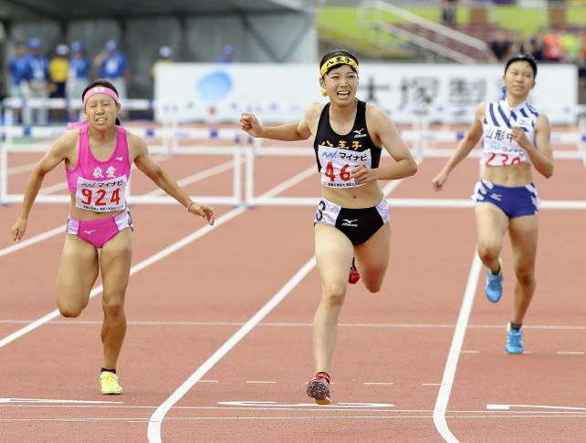 女子400メートル障害で優勝した八王子・津川瑠衣選手(中央)
