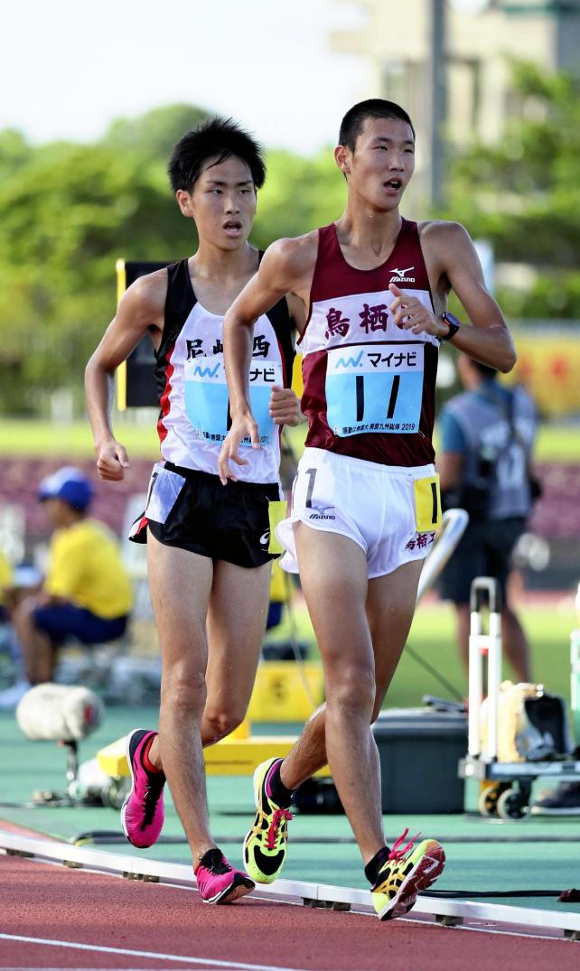 男子5000メートル競歩で優勝した鳥栖工の宮原空哉選手(右)
