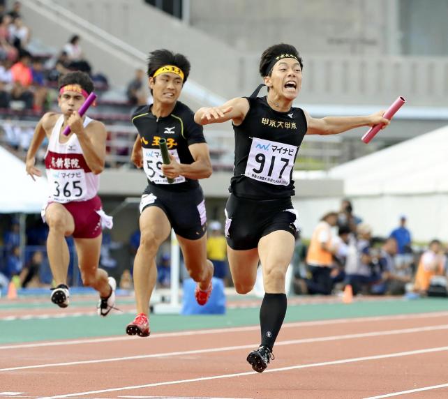 男子４００メートルリレー　大会新記録で優勝した中京大中京の最終走者・河田選手（右）