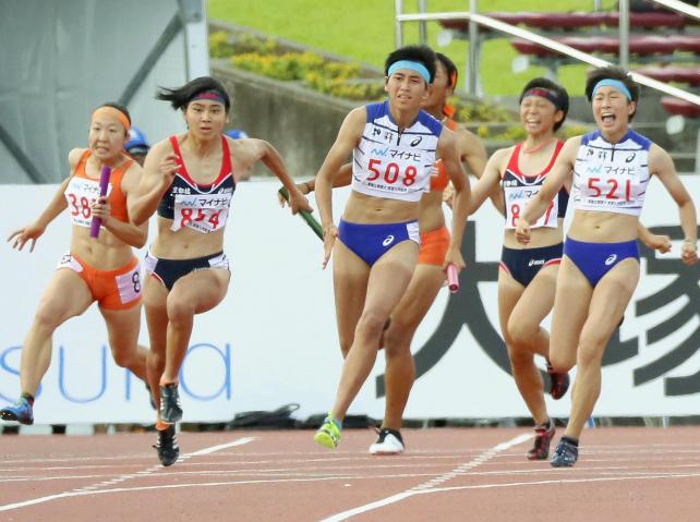 女子400メートルリレーで優勝した相洋の最終走者・石川選手(中央)