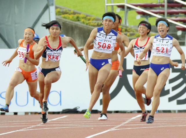 女子４００メートルリレーで優勝した相洋の最終走者・石川選手（中央）