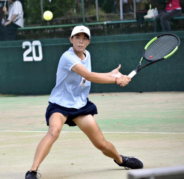 テニスの女子シングルス2回戦でプレーする鳳凰の元山選手