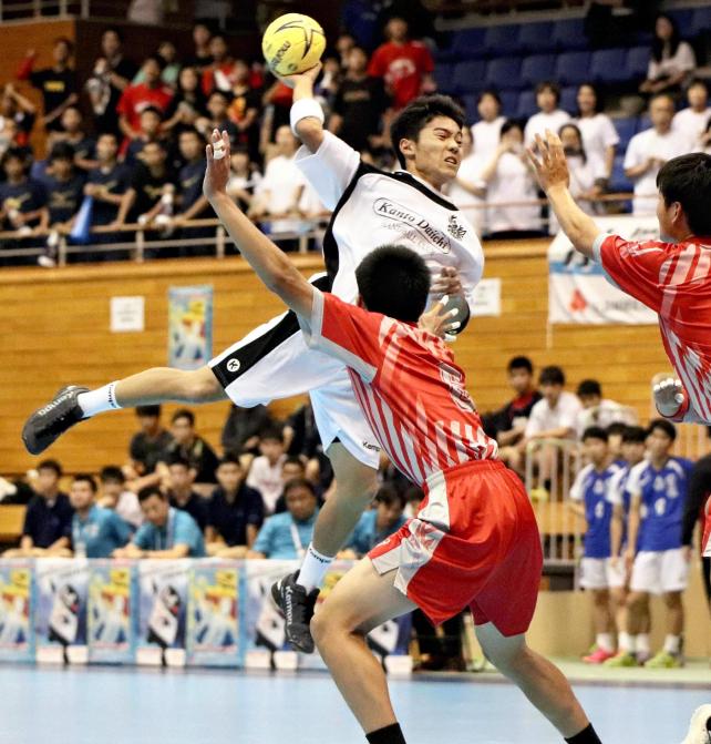 ハンドボール シュートを放つ関東一の半谷選手