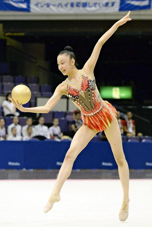 新体操女子個人で優勝したクラーク記念国際の山田愛乃選手のボールの演技