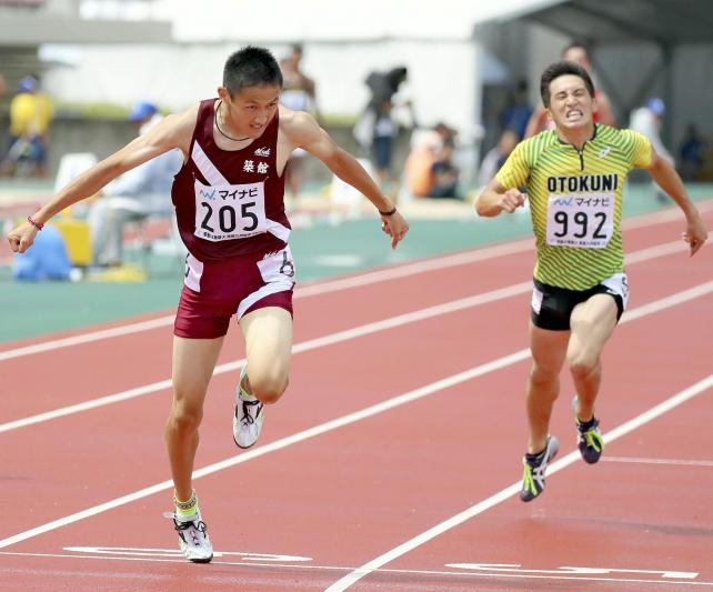 男子２００メートルで優勝した築館の鵜沢飛羽選手（左）