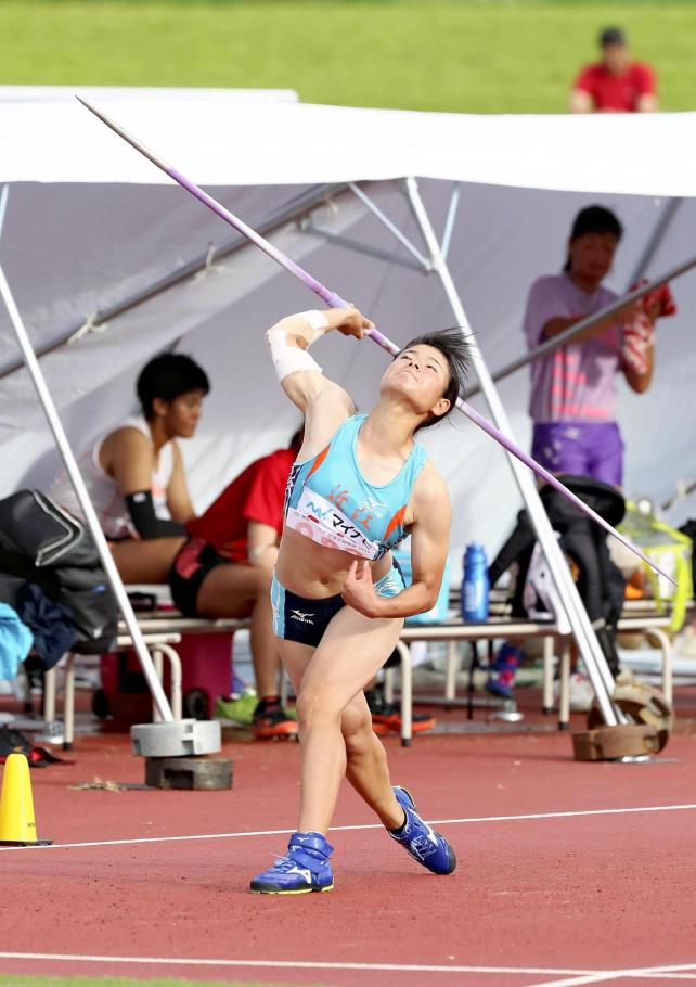 女子やり投げで優勝した近江の木村玲奈選手