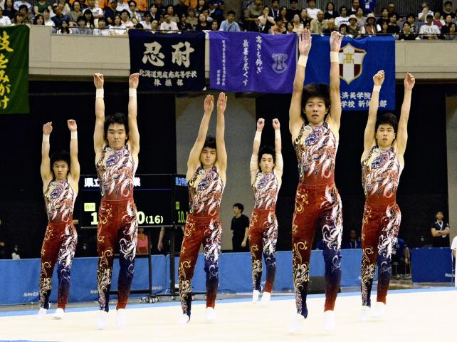 息の合った演技を見せる小林秀峰の選手たち