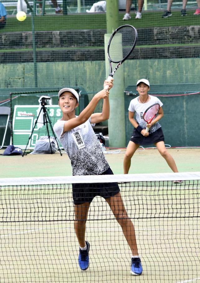 女子ダブルスで４強入りした、浦和麗明の上伊倉選手（手前）と伊藤選手