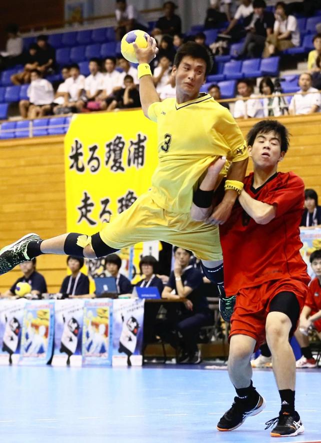 ハンドボール 前半、ゴールを決める浦和学院の狩野選手