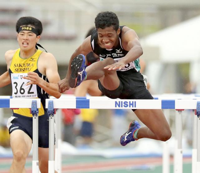男子110メートル障害を制した松戸国際の村竹ラシッド選手(右)