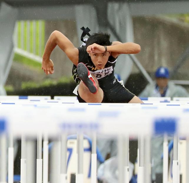 男子110メートル障害で準優勝した新潟産大付の近藤選手