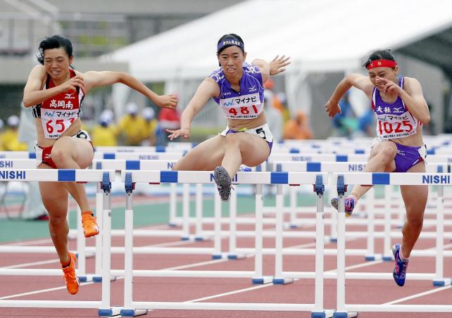 女子１００メートル障害を制した東京の島野真生選手（中央）