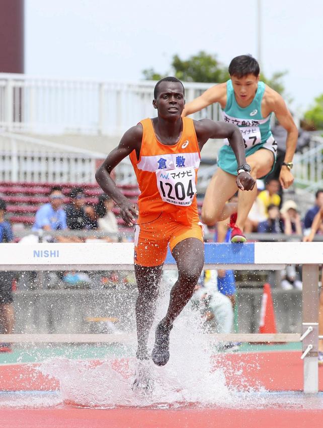 男子3000メートル障害で優勝した倉敷のフィレモン・キプラガット選手(手前)