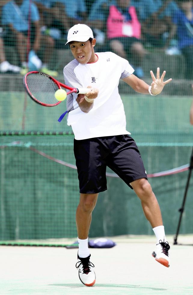 男子シングルスを制した東山の藤原智也選手