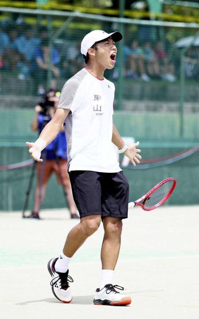 男子シングルスを制し、喜ぶ東山の藤原智也選手