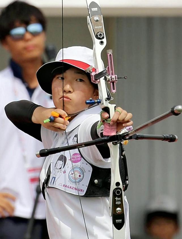 アーチェリー女子個人で優勝した足立新田の渡辺麻央選手