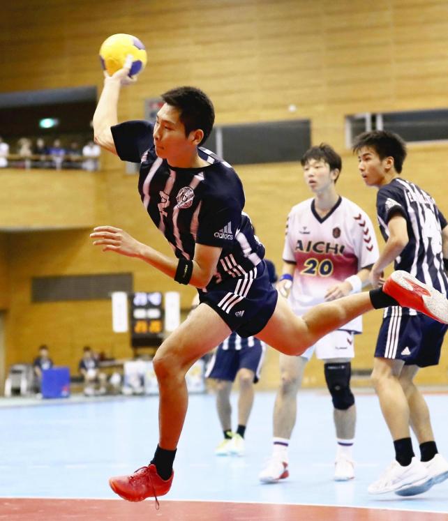 後半、シュートを決める香川中央の山下夏輝(手前)