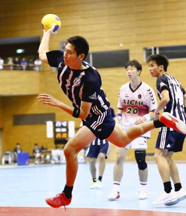 後半、シュートを決める香川中央の山下夏輝（手前）