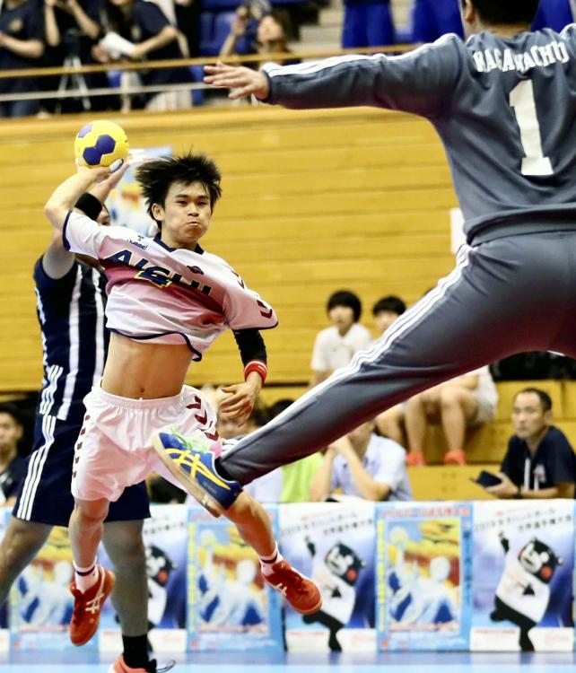 ゴールを狙う愛知の三谷選手(中央)